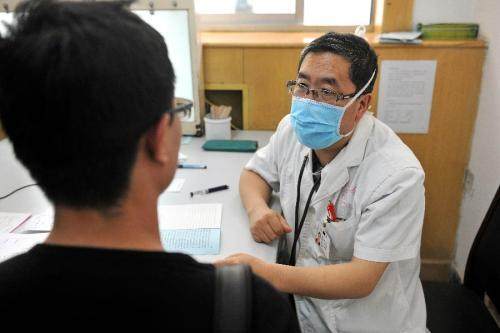 艾滋病在皮肤上会出现什么症状,皮肤灼热疼痛是艾滋病症状吗