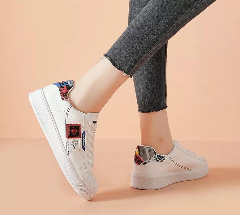 柳岩代言的运动鞋图片,柳岩代言的小白鞋