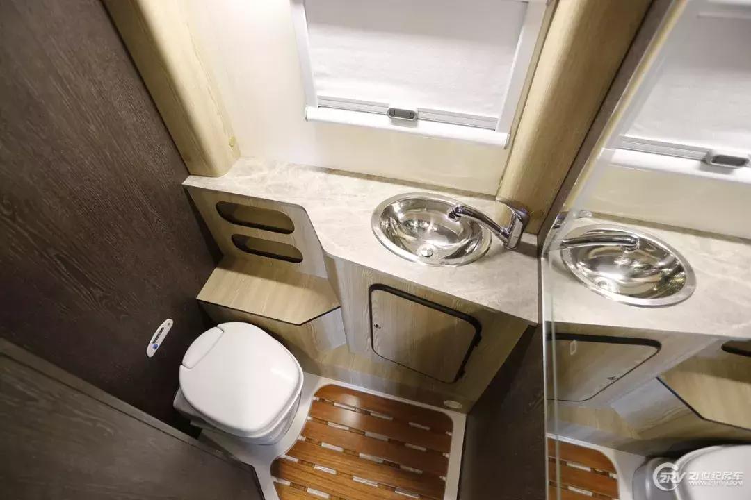 36.98万的轻卡房车,最新款2.5米湖光自动挡房车