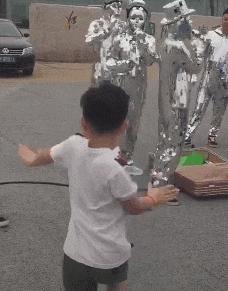 搞笑GIF：妹子，你在练什么呢，我去陪你啊