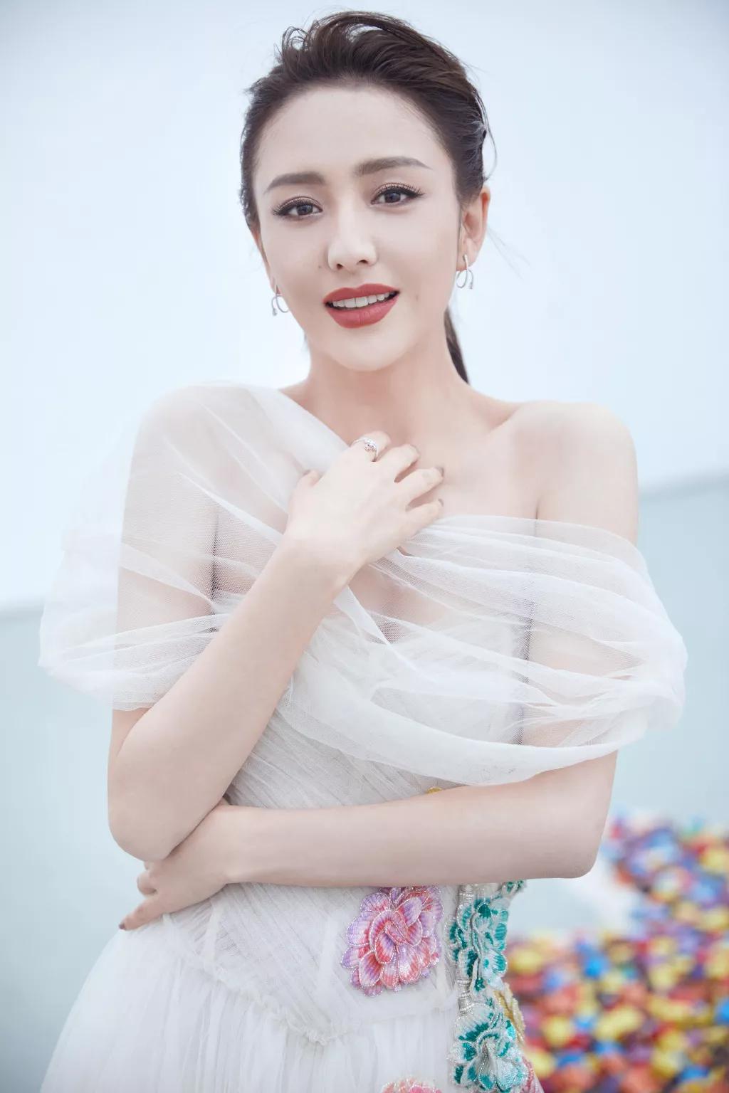 佟丽娅将任春晚主持，却被质疑稳输董卿？但在妆容上她确实赢了..