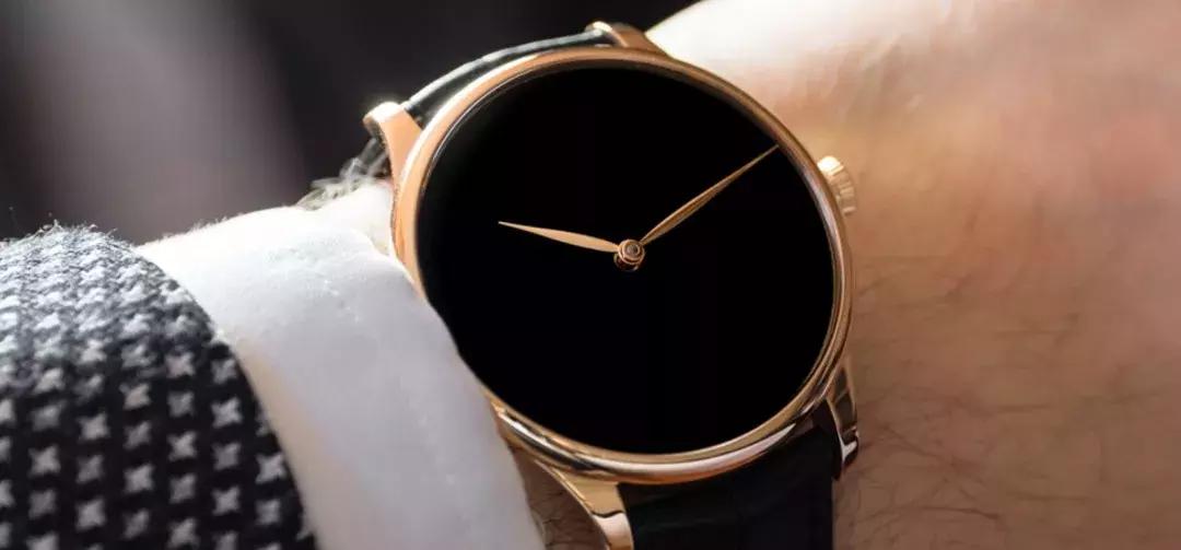 它比虚无的黑洞更黑，让全世界的瞳孔无法聚焦