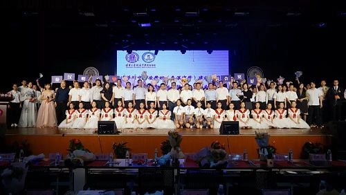 乡村小学生为老师庆祝教师节,小学生集体庆祝教师节