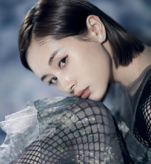 王子文绿色连体短裤造型图,王子文穿衣简直美爆了