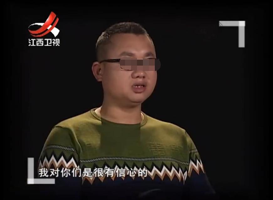 侄儿身为晚辈，竟脱下鞋子打老人，老二气道：都是大哥教坏了