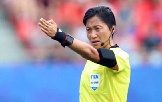 女足世界杯喀麦隆判罚,对着裁判吐口水被裁判一脚踢飞