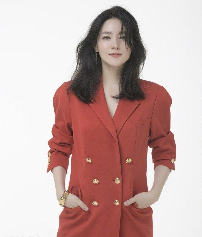 李英爱最新外穿毛衣搭配,李英爱红毯穿搭碎花裙