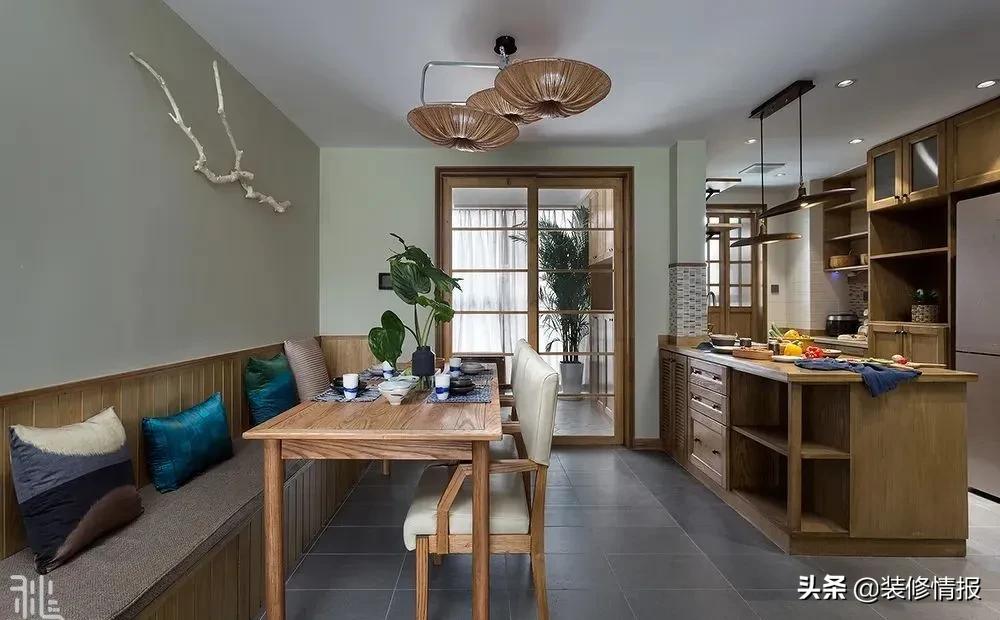 进门就是客餐厅一体卡座设计,餐厅全卡座设计效果图