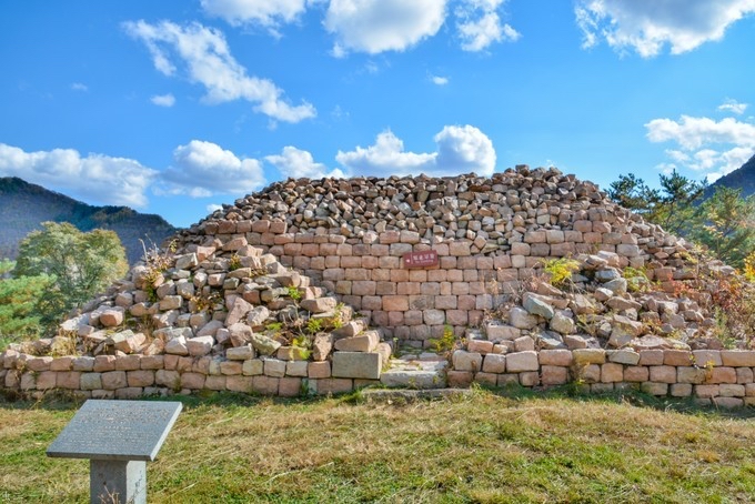 集安市东方金字塔图片,吉林七座金字塔