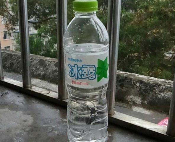 瓶子一捏就软,坚持只卖1块钱,“寒酸”的冰露现在怎么样了