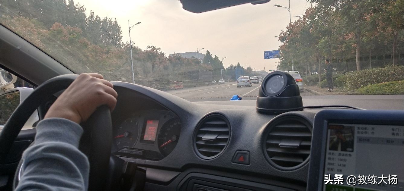 科目三科目四难不难,考科目三到底有什么技巧