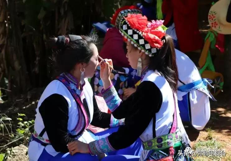 太热闹!弥勒花海、人海、车海、舞海...这些人上镜了!