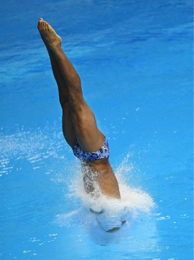 为什么男跳水穿三角泳裤,为什么跳水男运动员要穿三角泳裤