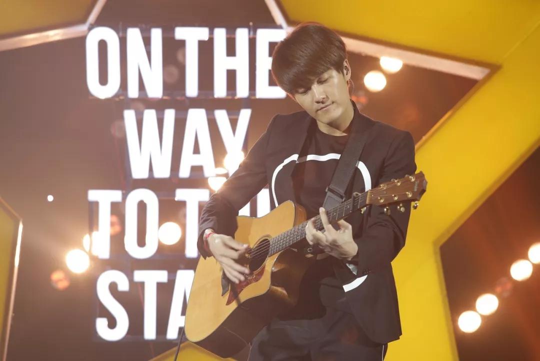 他曾是偶像歌手,拍电影赔光积蓄,回归后依然“不留后路”