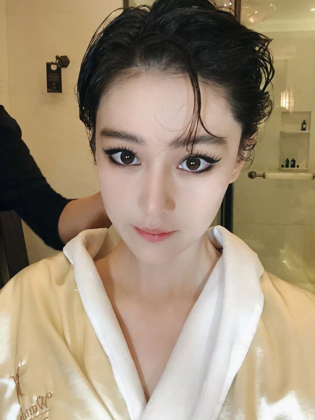 她是李晨前女友，绯闻缠身被骂“心机女”，嫁人生子后成女神