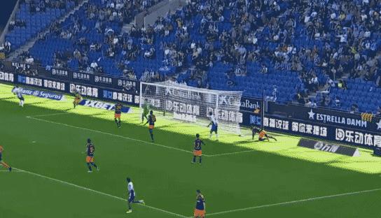 武磊高举双手抗议！禁区内倒地被裁判直接无视连VAR都不看