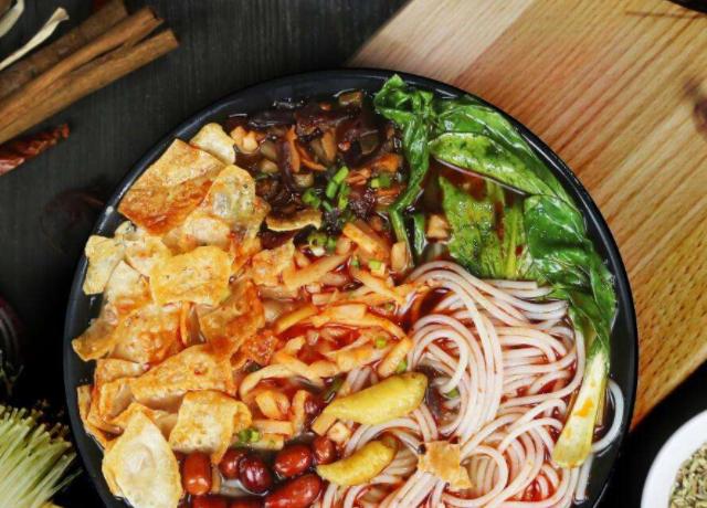 柳州螺蛳粉小吃探店制作过程,地道柳州风味小吃正宗螺蛳粉