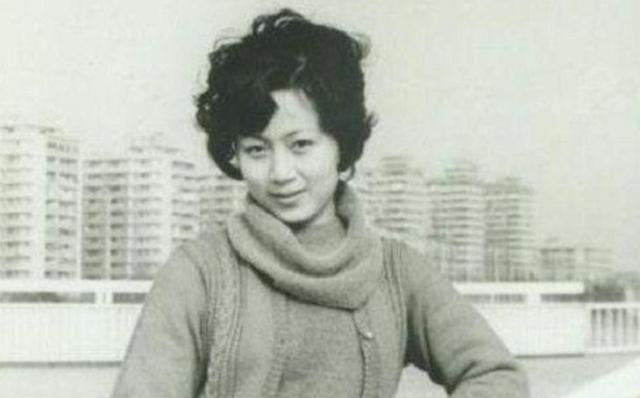 余秋雨第一任妻子李红个人简历,余秋雨第二任妻子马兰现状