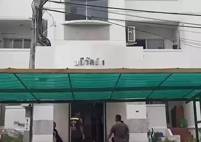 广东肇庆男子一边充电一边玩手机,泰男子