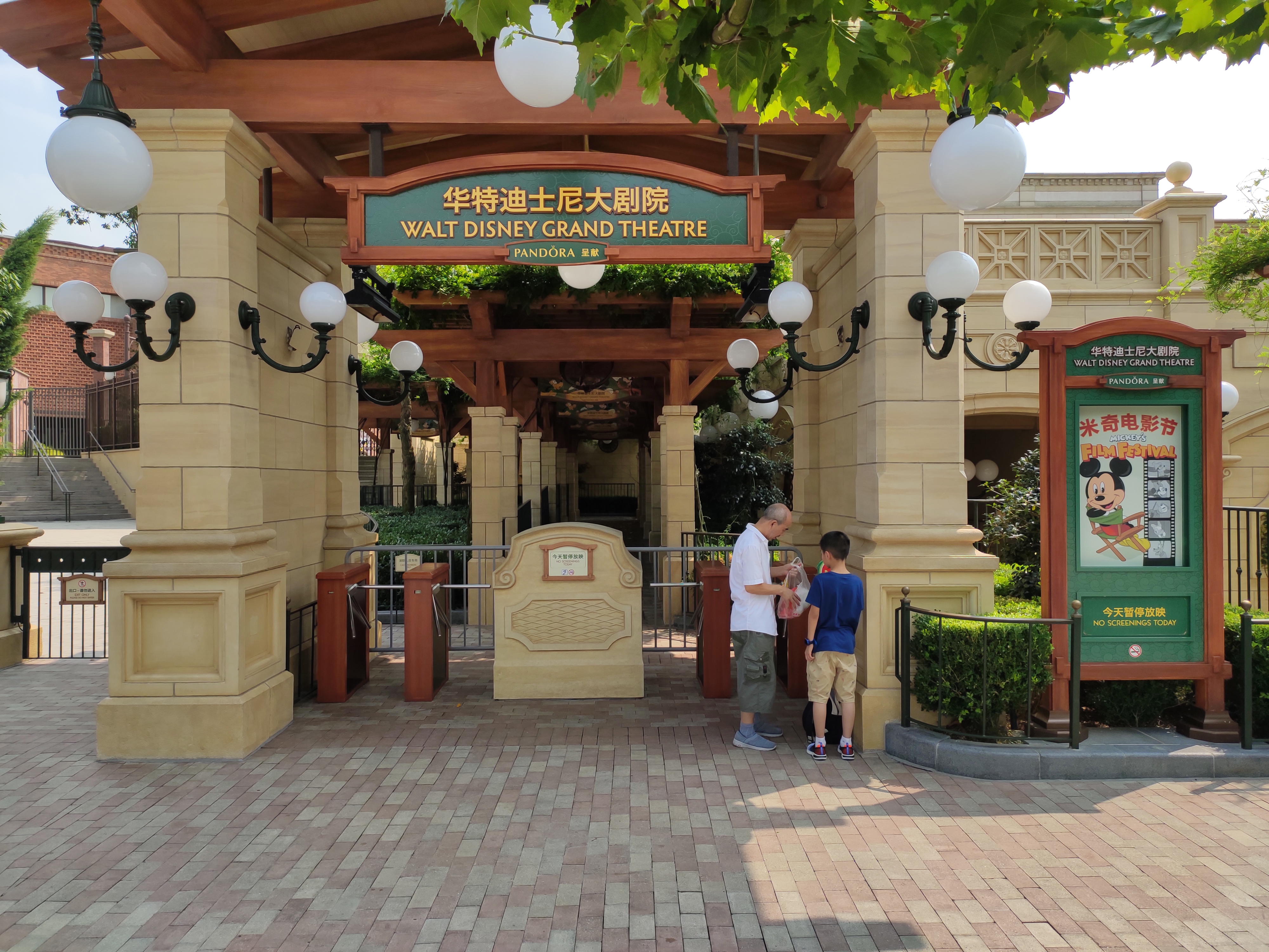 上海迪士尼一大一小旅游攻略,上海迪士尼吃住攻略讲解