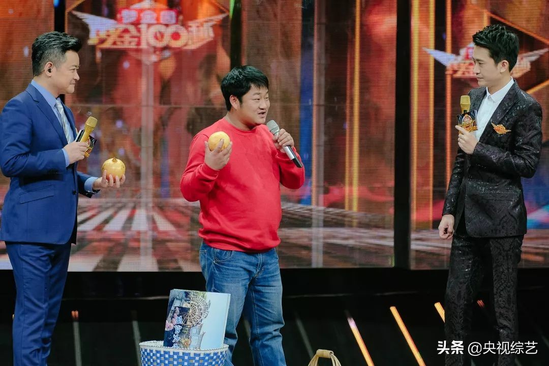 老爷爷篮球表演震撼全场,75岁大爷炫酷球技秀