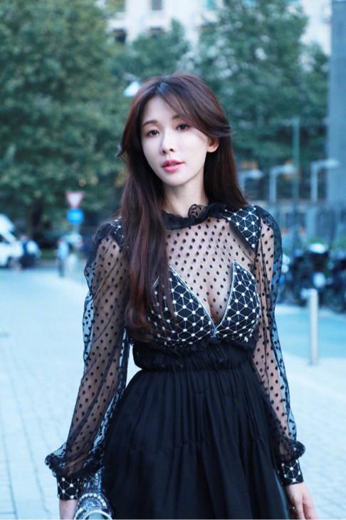 林志玲穿露肩上衣优雅迷人,林志玲穿深v裙图片