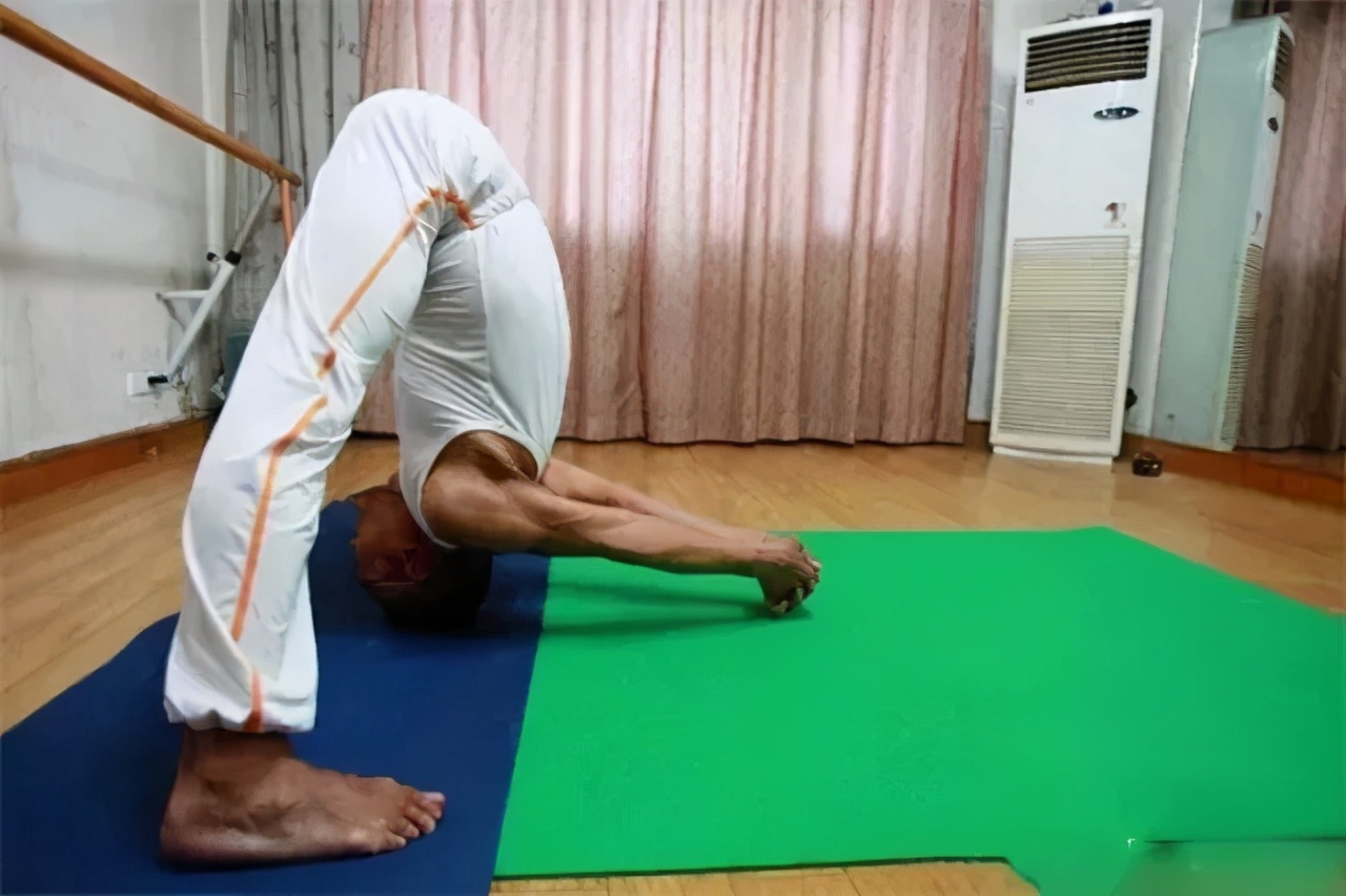 丁大爷,60多岁大爷练习瑜伽像20岁小伙子