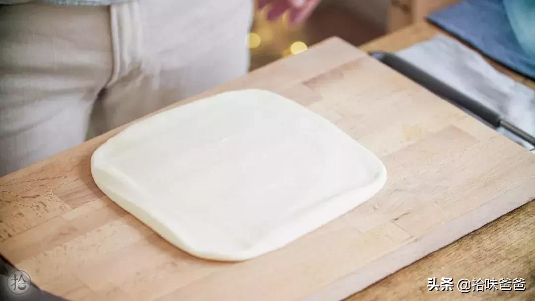 在家也可以做出酥脆的绿豆饼了,在家自制酥皮冰绿豆饼不用烤箱