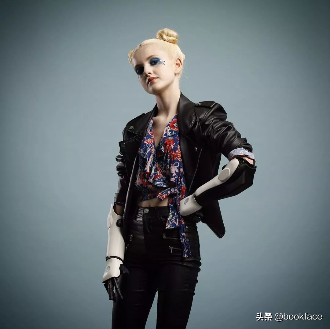 13岁无臂女孩成最酷“美妆博主”:不惧命运的人太酷了