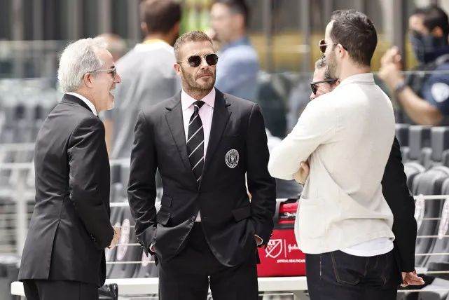 贝克汉姆年轻时穿西装帅照,贝克汉姆穿西装帅气照片