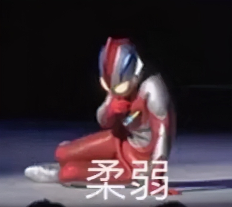 穿恨天高坐地铁的社死现场，两位男士都不忍看这次“崴脚表演”