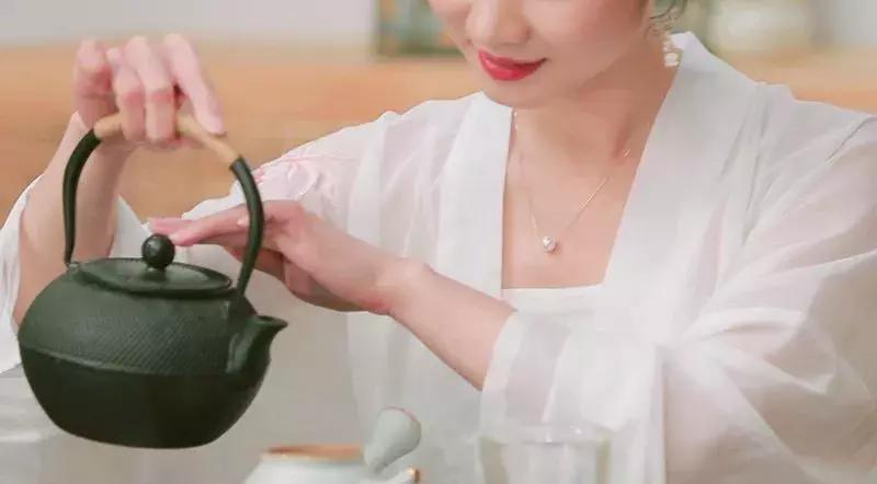 买茶的和卖茶的都要长一双慧眼,卖茶的嫌茶贵