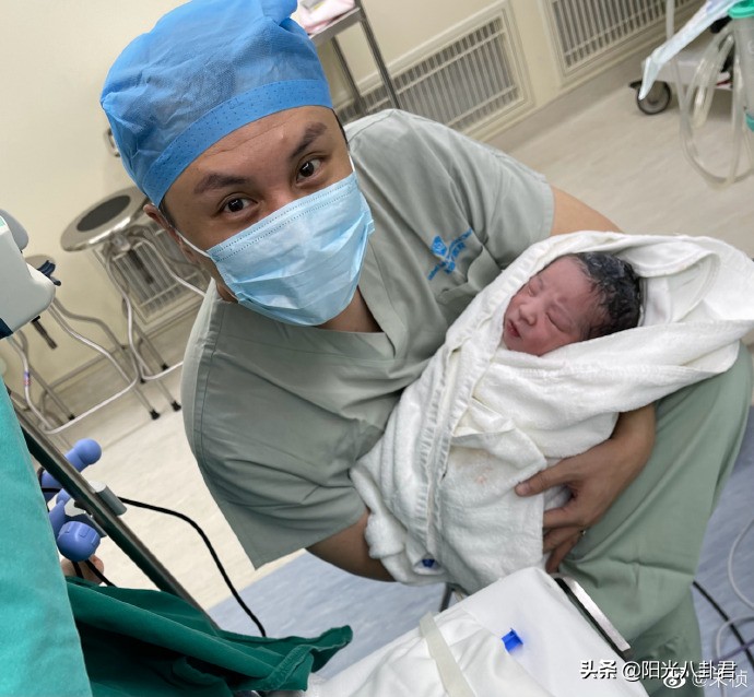 王阳夫妇合体照片,王阳晒抱娃照片