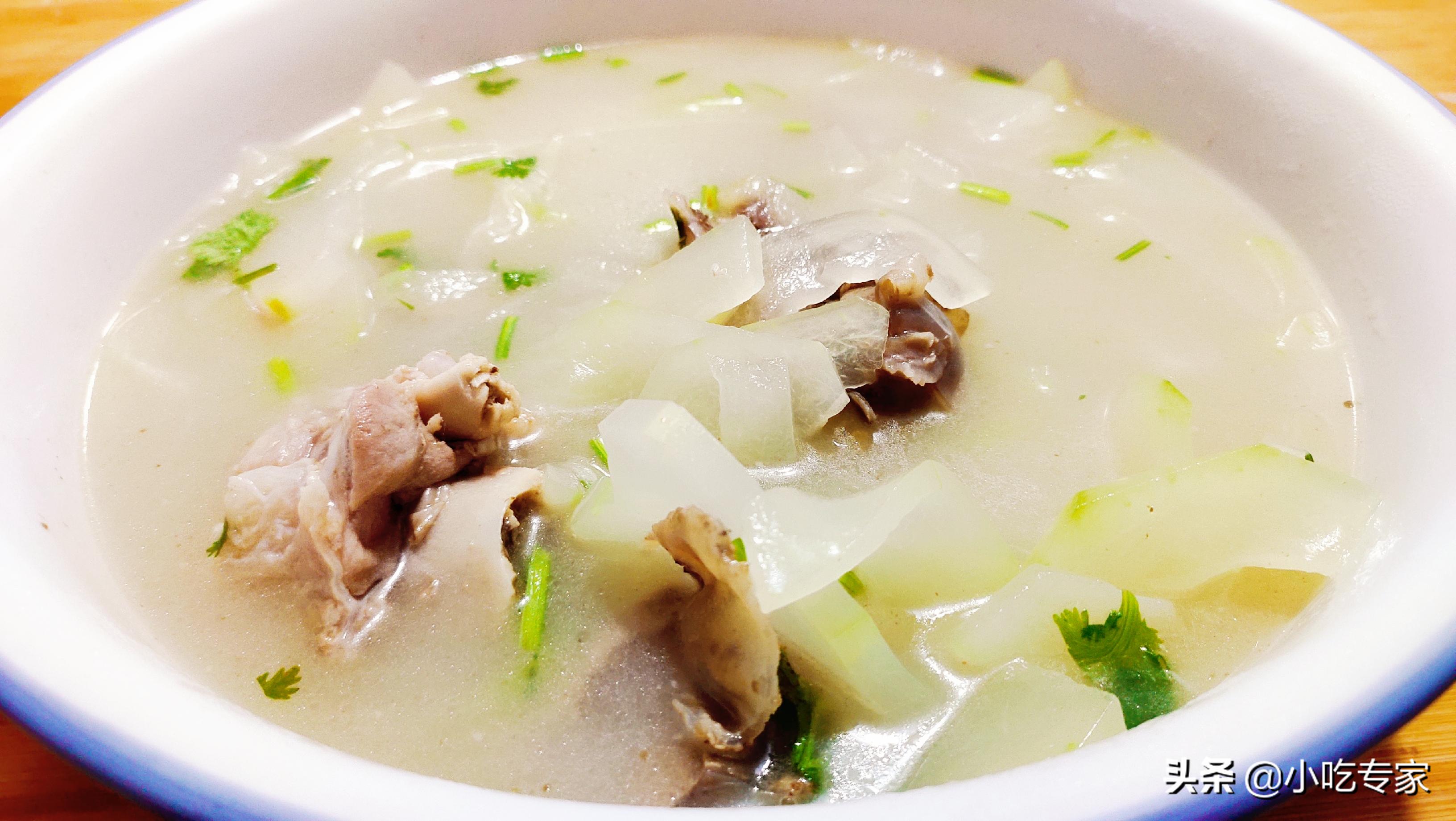 炖大骨汤先加盐还是后加盐,大骨汤加什么去腥味