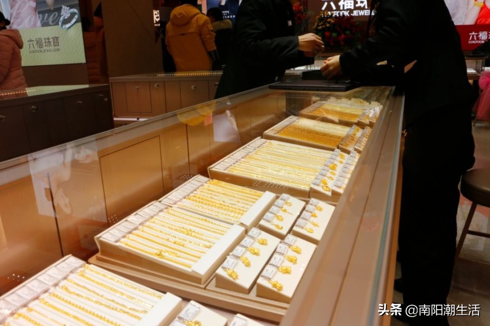 六福珠宝中央大街旗舰店,六福珠宝精品专卖店