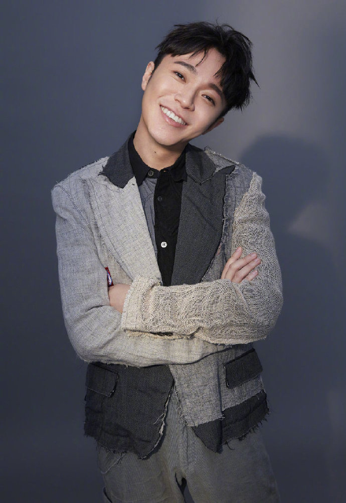 吴青峰拼接衣服,吴青峰时尚搭配