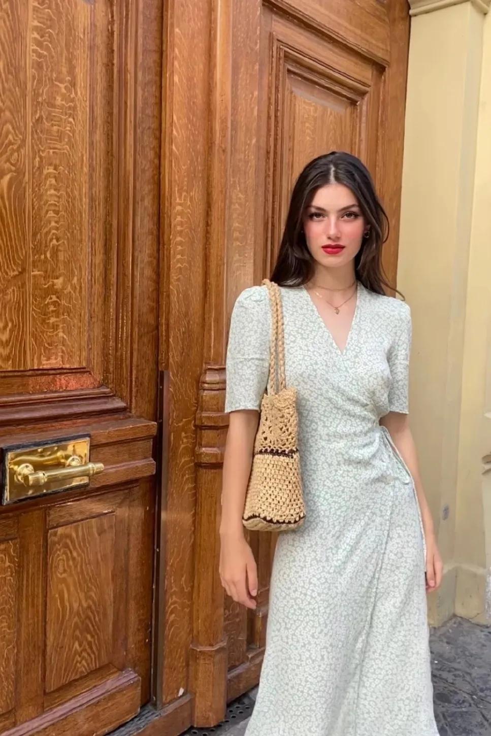 新款妈妈装修身显瘦碎花裙,绿色碎花裙搭配帆布鞋好看吗