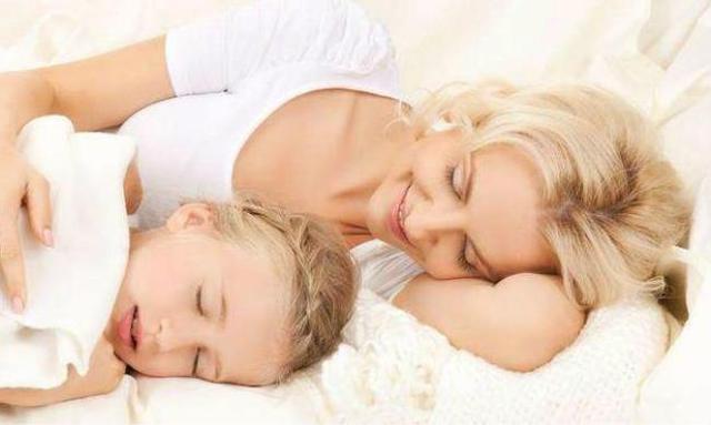 宝宝爱推别人如何管教,宝宝为何总爱摸被角