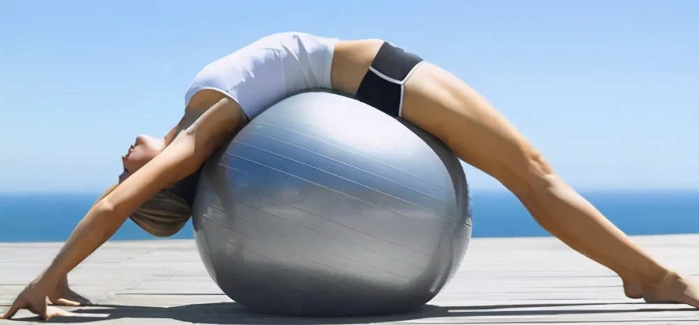使用健身球练习瑜伽有哪些好处,瑜伽球训练100个经典动作