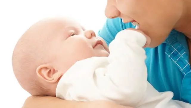 涨奶最简单的方法,哺乳期的妈妈奶胀奶痛怎么护理