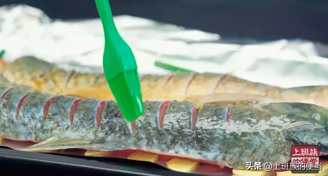 烤鱼不用锡纸的做法,烧烤烤鱼最简单的方法