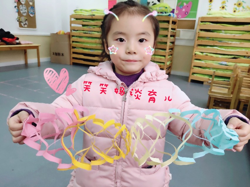 手工拉花装饰幼儿园教室,新年环创手工拉花