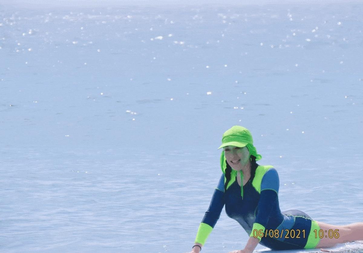 钟丽缇现场秀魔鬼身材,钟丽缇一家海上冲浪