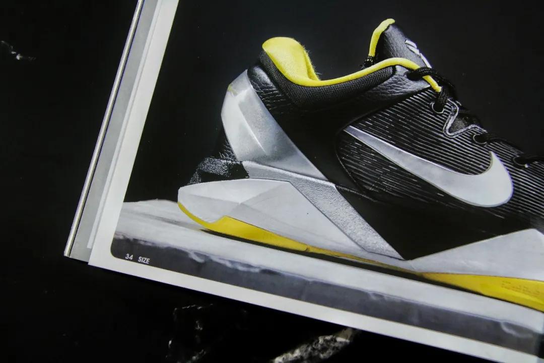 球鞋上纪念科比写什么,纪念科比买球衣还是球鞋