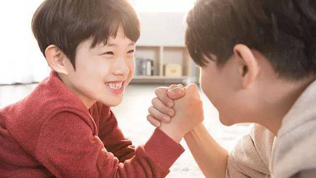 女子掰手腕把手臂掰断了,掰手腕为什么会掰断手臂