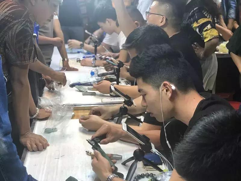 缅甸珠宝翡翠直播,缅甸翡翠交易市场直播