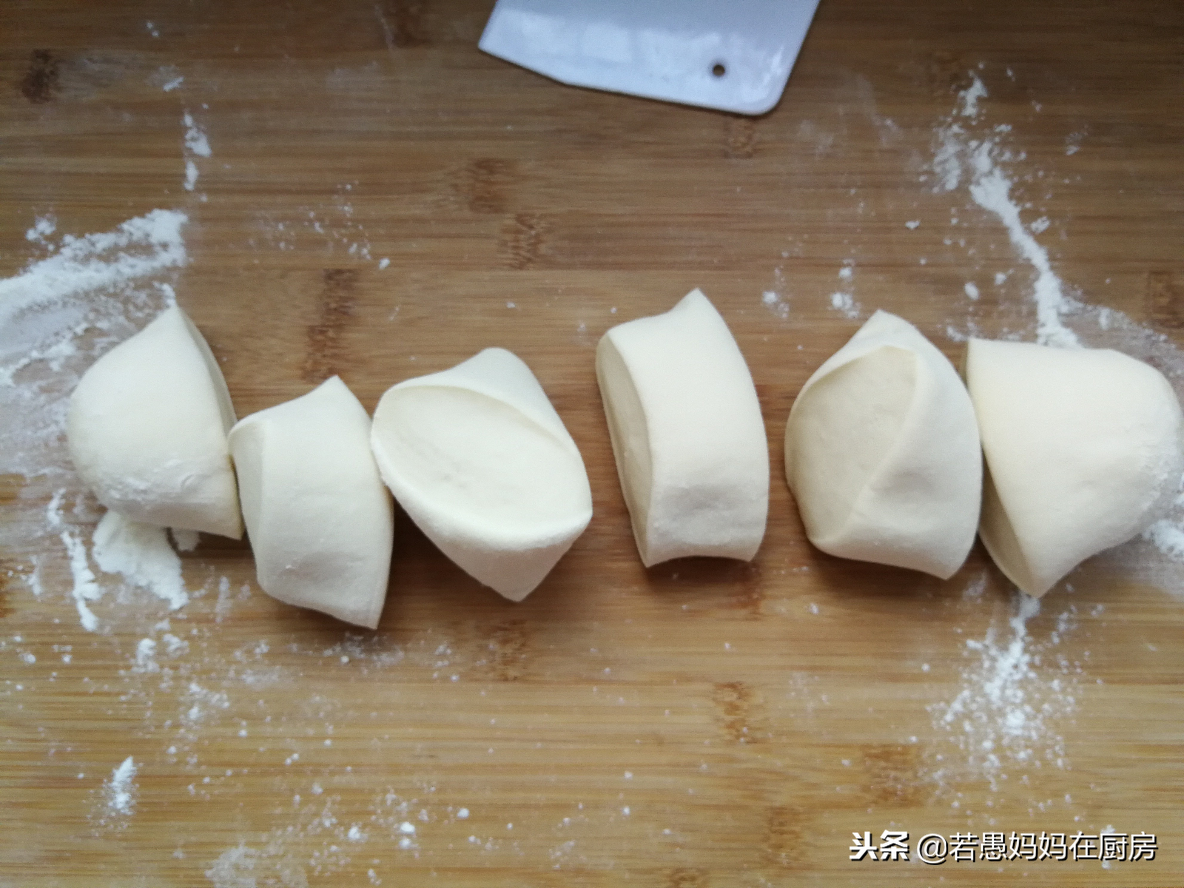 不用泡打粉不用碱，教你做松软筋道的白馒头，越嚼越香！
