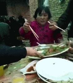 搞笑gif段子妹子有点太淘气了,搞笑gif妹子你又调皮了