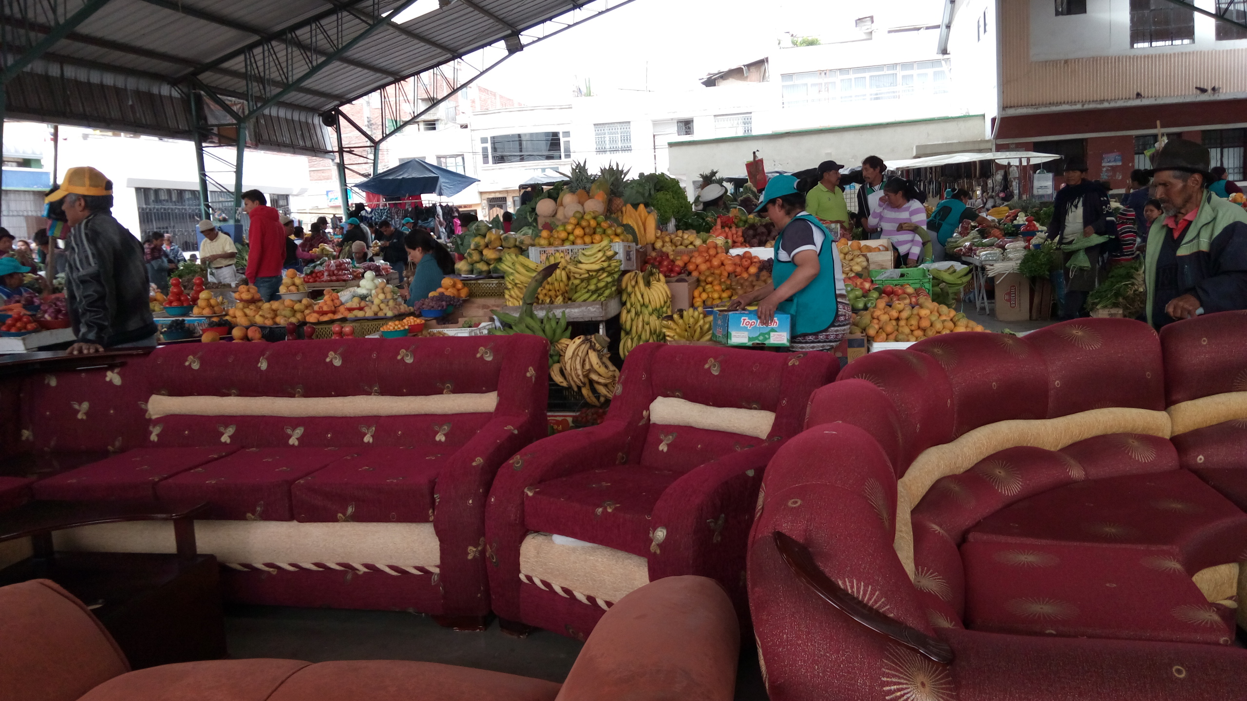 那年我在南美洲厄瓜多尔逛农贸市场，看到蔬果是按只按堆按袋计价