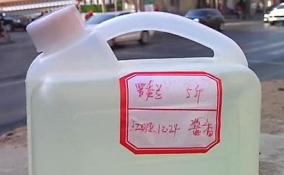 大妈860买50瓶茅台,小莉帮忙大妈一万元买34斤茅台酒